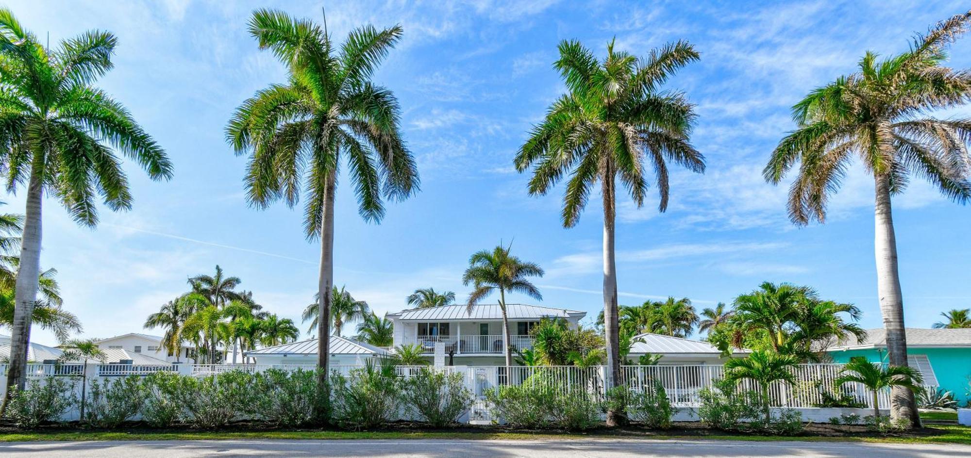 Sunshine Shores Boutique Apartments Palm Beach Shores Exterior foto